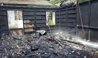 Montažna kućica u Đenovićima u pepelu, druga oštećena u požaru