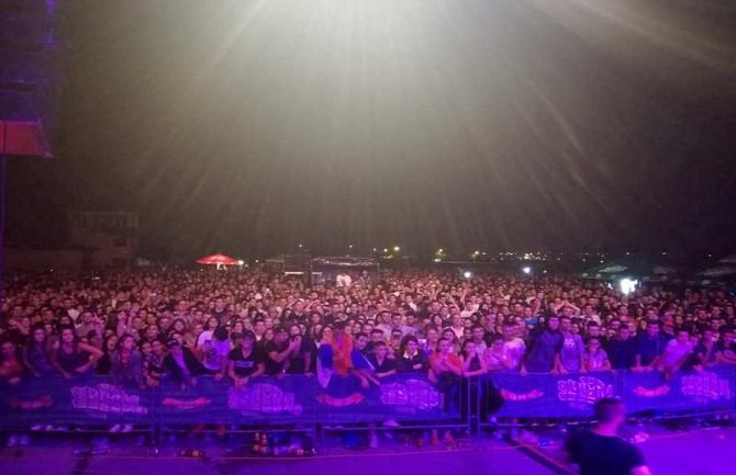 Počeo peti Thunder Fest u Beranama: Nikad više publike na aerodromu	(FOTO)