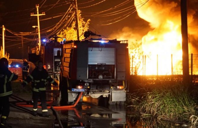 Požar u Zemunu lokalizovan: Povrijeđeno 8 osoba, na terenu i dalje 30 vatrogasaca(VIDEO)