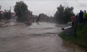 Poplavljena domaćinstva u Zagubici, bujica nosila automobile (VIDEO)