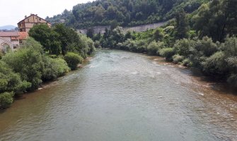 Promjenljivo, ponegdje kiša, do 36 stepeni