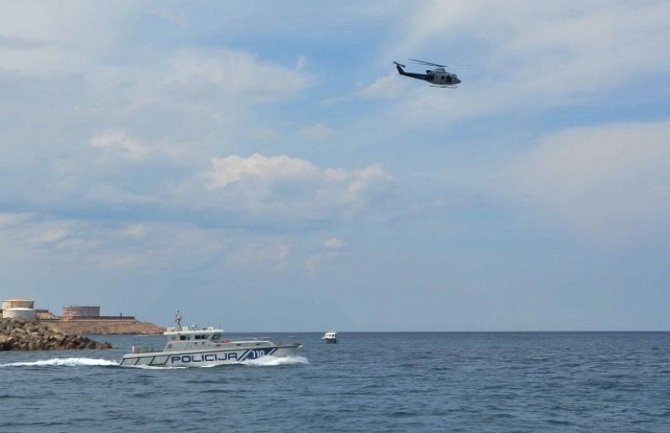 Požar na policijskom gliseru u Baru