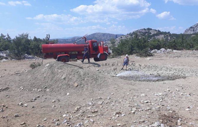 Vatrogasci obezbijedili vodu za konje na Fundini, CZIP: Ponosimo se vama(FOTO)