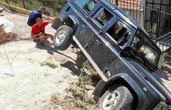 Rose: Poljak sletio s puta, u vozilu bilo dvoje male djece