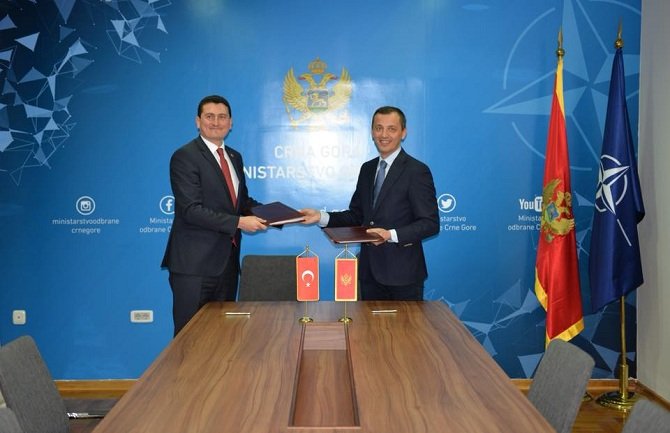 Potpisan sporazum za nabavku uniformi za pripadnike Vojske Crne Gore