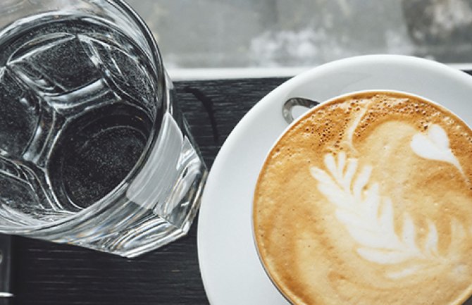 Na popularnom turističkom mjestu dvije kafe papreno platio (FOTO)