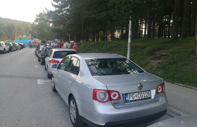 Demokrate: Javne finansije na teret građana, a na Zlatibor službenim vozilom