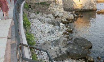 HN: Naslonili se na ogradu Šetališta i pali na stijene