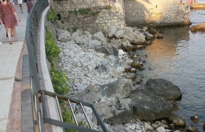 HN: Naslonili se na ogradu Šetališta i pali na stijene