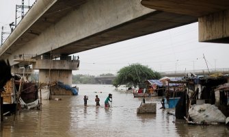 Indija: Pas spasio porodicu od poplave i klizišta