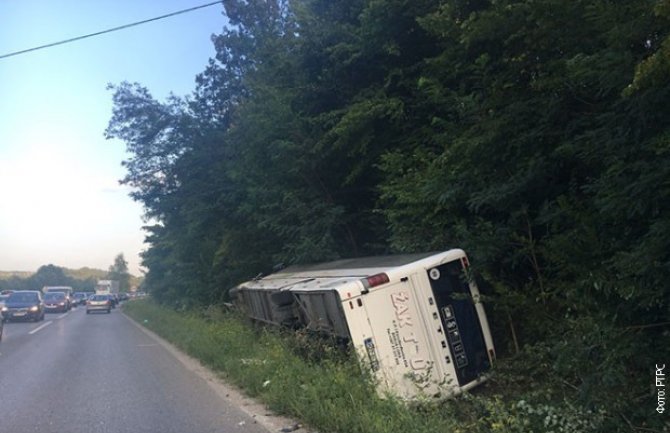 Prevrnuo se autobus, žena stradala, šest osoba povrijeđeno 