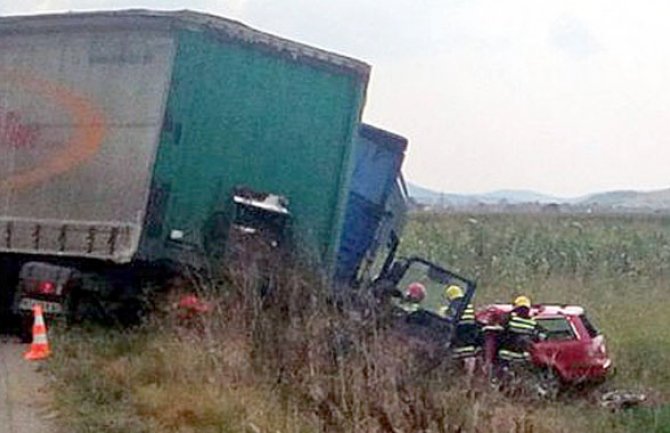 Udes kod Žitorađe: Šleper udario auto, poginuli otac i ćerka (8)