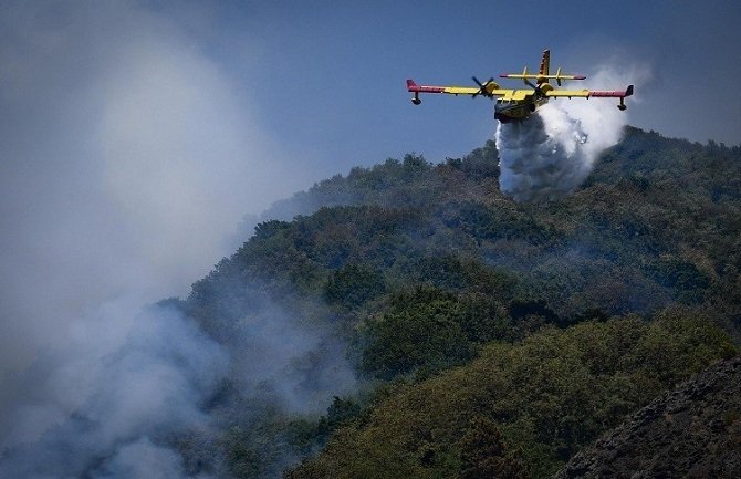 Avioni MUP-a gase požar na planini Garač