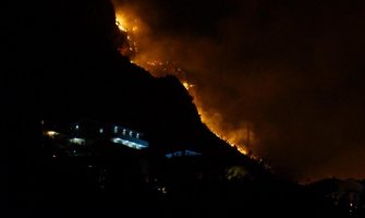 Teška noć za vatrogasce u Budvi: Branili kuće od vatre, i dalje se vidi dim, očekuju pomoć aviona
