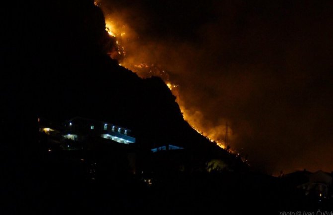 Teška noć za vatrogasce u Budvi: Branili kuće od vatre, i dalje se vidi dim, očekuju pomoć aviona