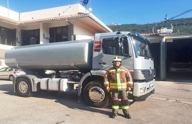 Službi zaštite i spasavanja nove zaštitne uniforme, šljemovi i cistijerna 