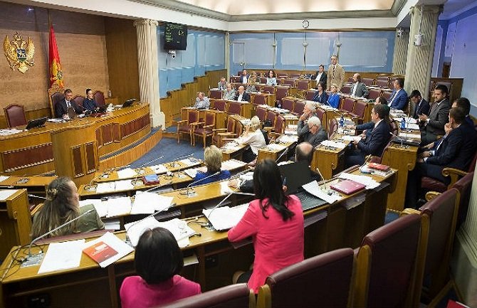 Evo ko je najviše telefonirao u Skupštini CG a ko najmanje 