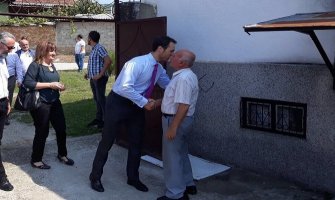 Milačić obećao na Kosovu: Prava će svake godine slati po jednu ugroženu porodicu s Kosova na ljetovanje u Crnu Goru