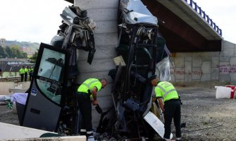 Stravična nesreća: Autobus udario u stub, stradalo najmanje 5 osoba(VIDEO)