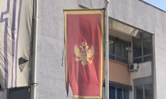 Šehović da sankcioniše direktora Ekonomske škole “Mirko Vešović” iz Podgorice zbog pohabanih zastava