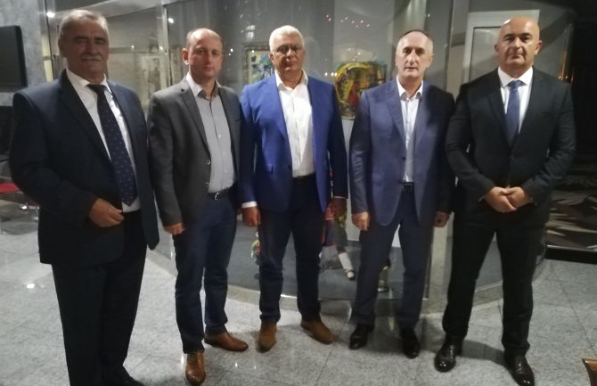 Organizuju zajedničke aktivnosti radi poništenja odluke Vlade o priznanju Kosova