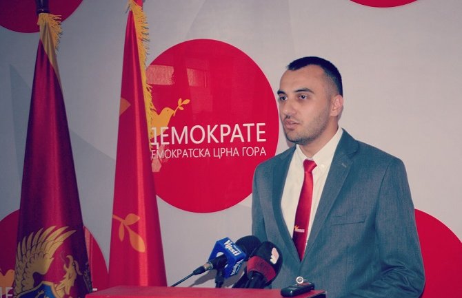 Stjepović: Kad su pare u pitanju, ne smeta liderima DF-a ni što je Vučić sa Milom najbolji drug