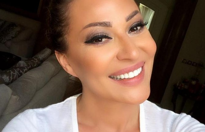 Čak se i Ceca vozi autobusom (VIDEO)