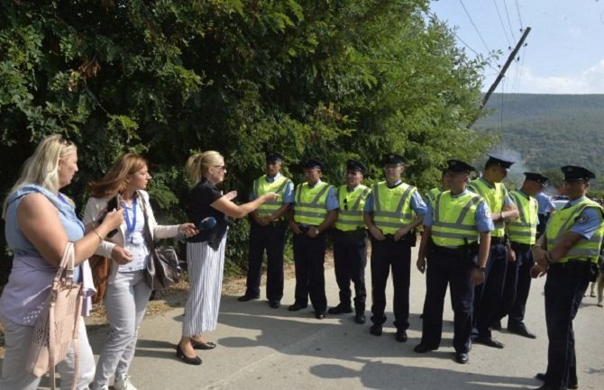 Napadnute reporterke DW na zadatku, okružili ih zbog srpskih tablica