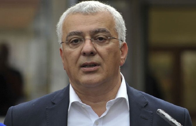 Mandić: Zbog molbe Amfilohija odustali smo od protesta