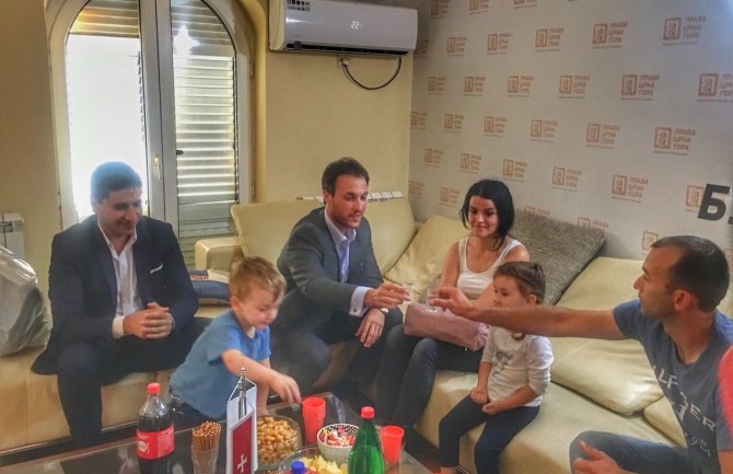 Milačić ugostio porodicu s Kosova i Metohije: Čukarići, dobrodošli kući(FOTO)