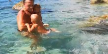 Bebe od godinu dana plivaju i rone na crnogorskoj plaži (VIDEO)