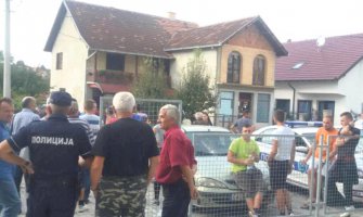 Policija evakuisala strica i njegovu bratanicu, mještani htjeli da ih linčuju