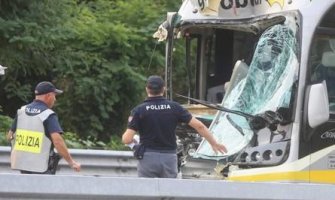 Nesreća u Italiji: Autobus pun đaka iz BiH imao sudar, poginuo vozač(FOTO)