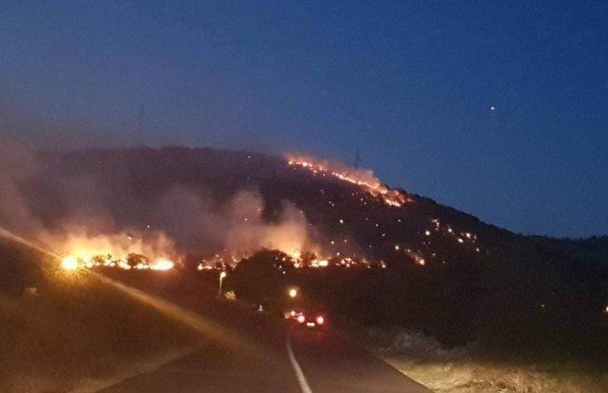 Rogami: Požar i dalje aktivan, vatrogasci očekuju pomoć iz vazduha