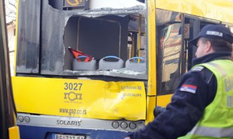 Autobus sa 40 putnika uletio među drveće, 22 povrijeđenih