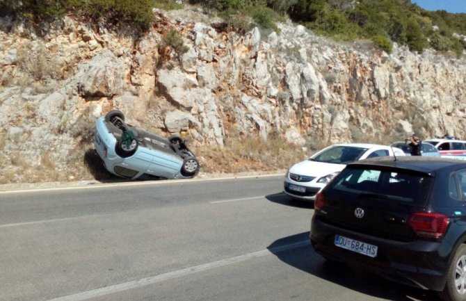 Nezgoda na putu Bar-Ulcinj, automobil završio na krovu