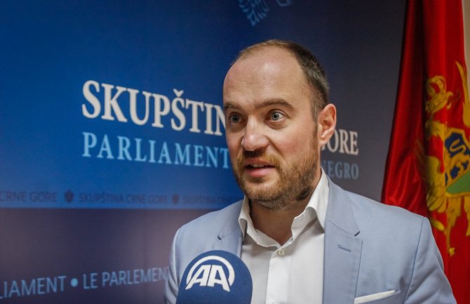 Stanić: Bečić da se izvini poslanici Vuksanović-Stanković zbog seksističkog komentara