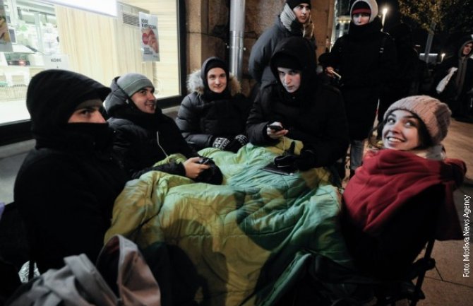 Stajali danima u redu za novi Ajfon, ali niko nije ušao da ga kupi (FOTO)