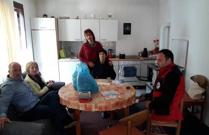 Bijelo Polje: Obišli starije sugrađane i uručili im poklone