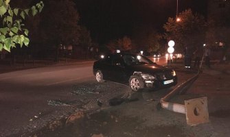 Nikšić: Mercedesom se zakucao u banderu