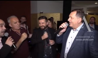 Dodik pobijedio i zapjevao 