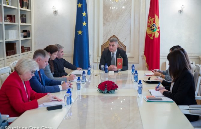 Proces proširenja i unutrašnje konsolidacije EU dva komplementarna procesa