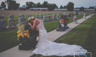 Slika mlade u suzama koja kleči pored groba svog vjerenika dirnula svijet