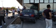 PG: Automobilom uletio u prostorije Univerziteta, oštećeno još jedno vozilo(VIDEO)(FOTO)