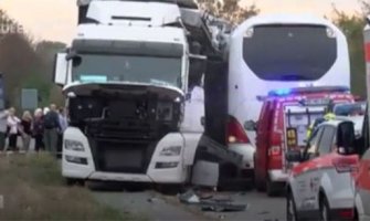 Stravičan sudar autobusa i kamiona, četiri osobe u kritičnom stanju (VIDEO)