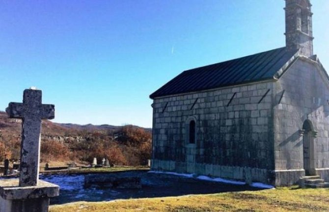 Oskrnavljena crkva Svetog Petra u selu Balosave kod Vilusa