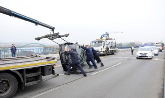 BG: Nakon sudara tri automobila, audi završio na krovu, dvije osobe povrijeđene (VIDEO)