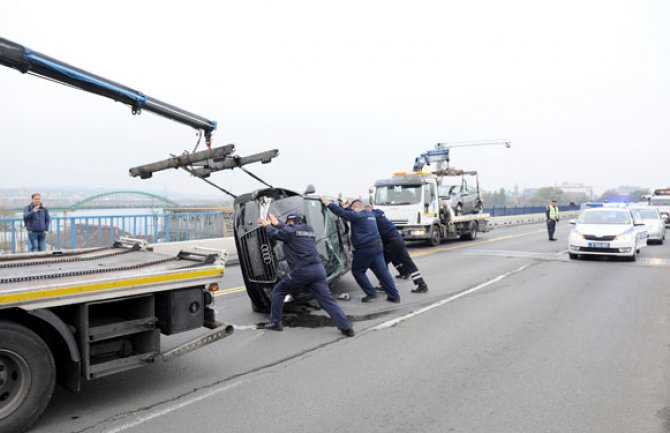 BG: Nakon sudara tri automobila, audi završio na krovu, dvije osobe povrijeđene (VIDEO)