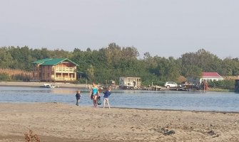 Porodica iz Belgije umjesto odmaranja čistila plažu na Adi Bojani(FOTO)