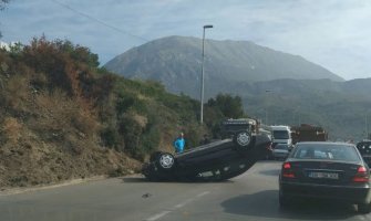 Udes na putu ka Ulcinju, vozilo završilo na krovu (VIDEO)